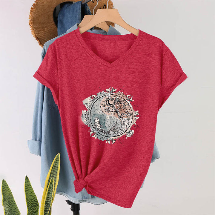 T-shirt Olivenorma con intricato design Yin Yang a tema natura, con albero e carpa koi, con scollo a V. - Rosso - 2XL - image 27
