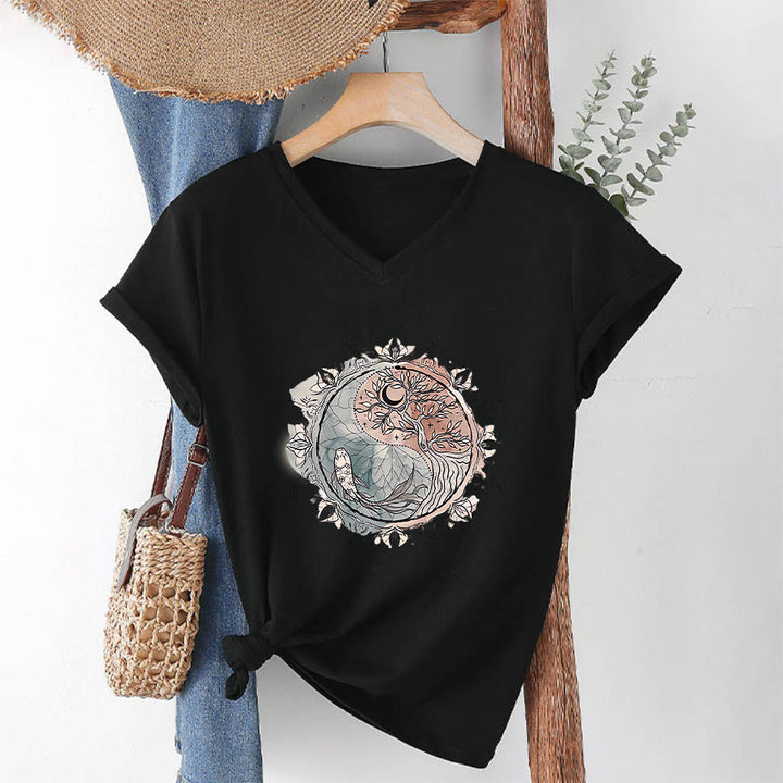T-shirt Olivenorma con intricato design Yin Yang a tema natura, con albero e carpa koi, con scollo a V. - Nero - 2XL - image 12