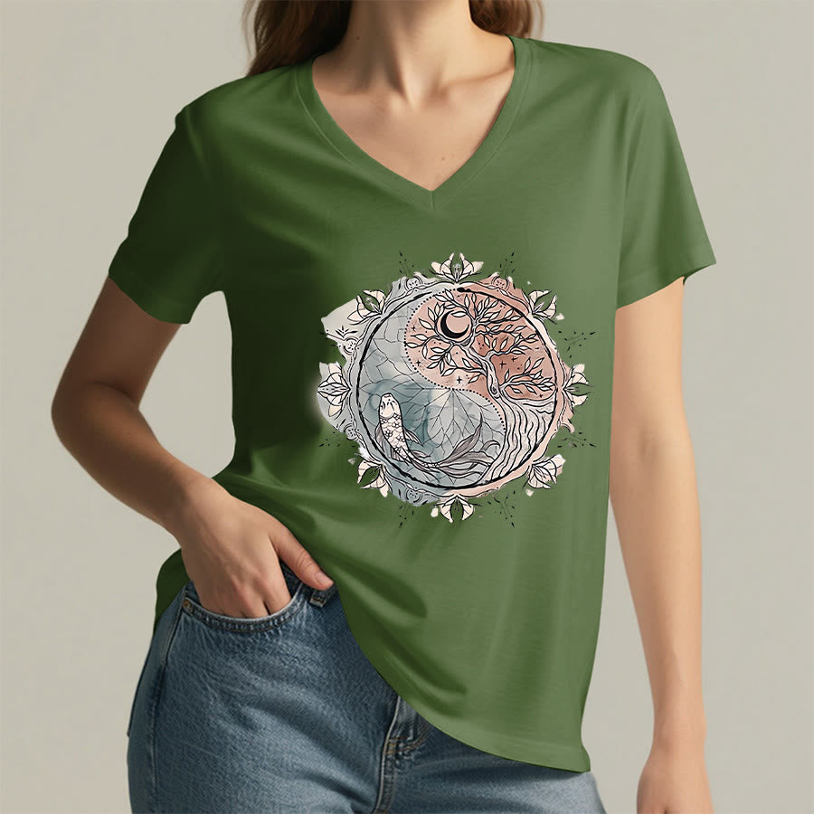 T-shirt Olivenorma con intricato design Yin Yang a tema natura, con albero e carpa koi, con scollo a V. - image 25