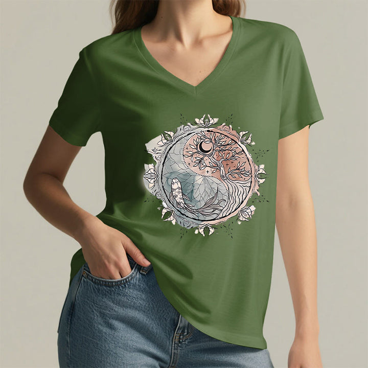 T-shirt Olivenorma con intricato design Yin Yang a tema natura, con albero e carpa koi, con scollo a V. - image 25