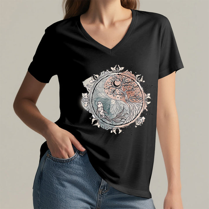 T-shirt Olivenorma con intricato design Yin Yang a tema natura, con albero e carpa koi, con scollo a V. - image 13