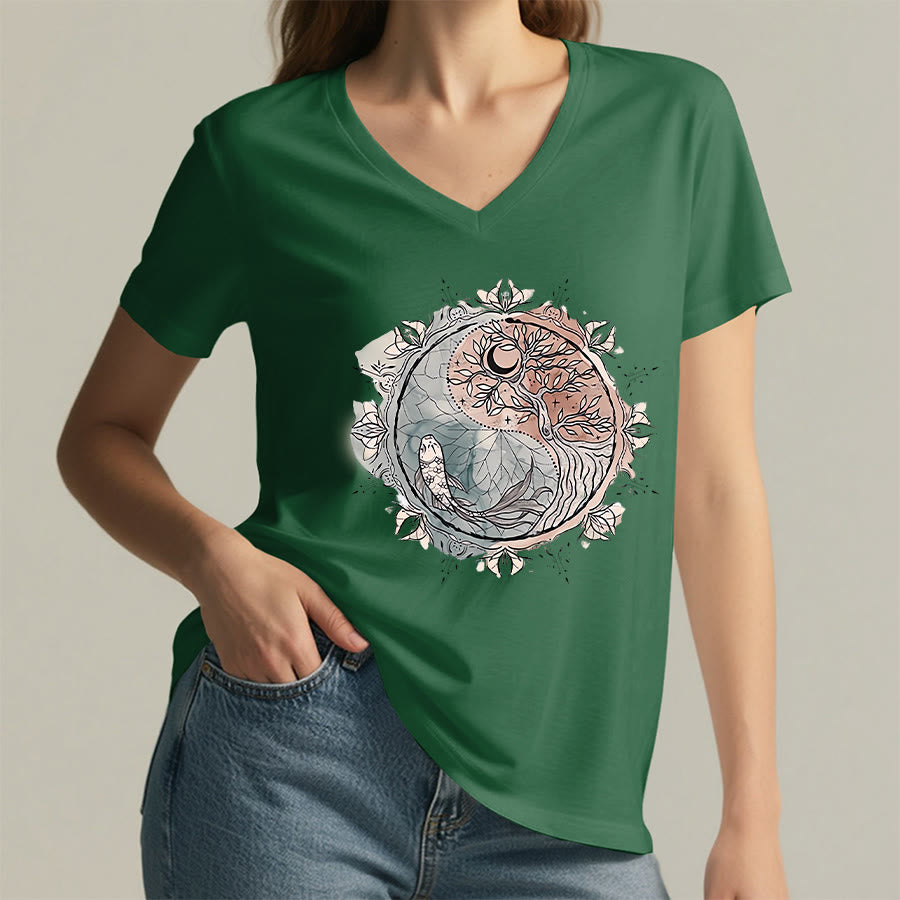 T-shirt Olivenorma con intricato design Yin Yang a tema natura, con albero e carpa koi, con scollo a V. - image 22