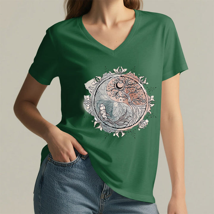 T-shirt Olivenorma con intricato design Yin Yang a tema natura, con albero e carpa koi, con scollo a V. - image 22