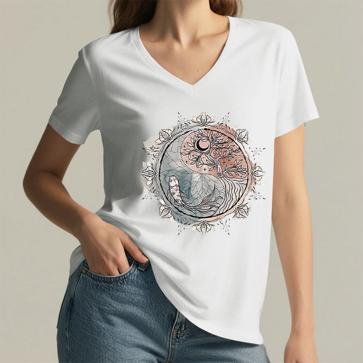 T-shirt Olivenorma con intricato design Yin Yang a tema natura, con albero e carpa koi, con scollo a V. - image 1
