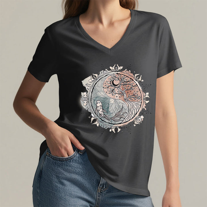 T-shirt Olivenorma con intricato design Yin Yang a tema natura, con albero e carpa koi, con scollo a V. - image 16