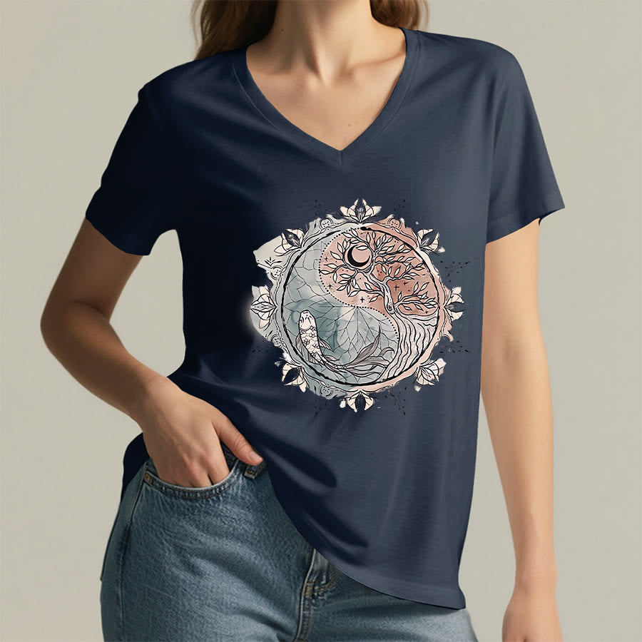 T-shirt Olivenorma con intricato design Yin Yang a tema natura, con albero e carpa koi, con scollo a V. - image 19