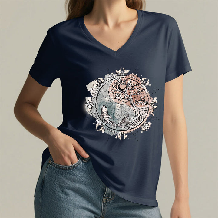 T-shirt Olivenorma con intricato design Yin Yang a tema natura, con albero e carpa koi, con scollo a V. - image 19