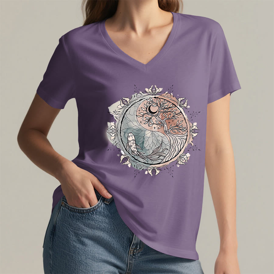 T-shirt Olivenorma con intricato design Yin Yang a tema natura, con albero e carpa koi, con scollo a V. - image 37