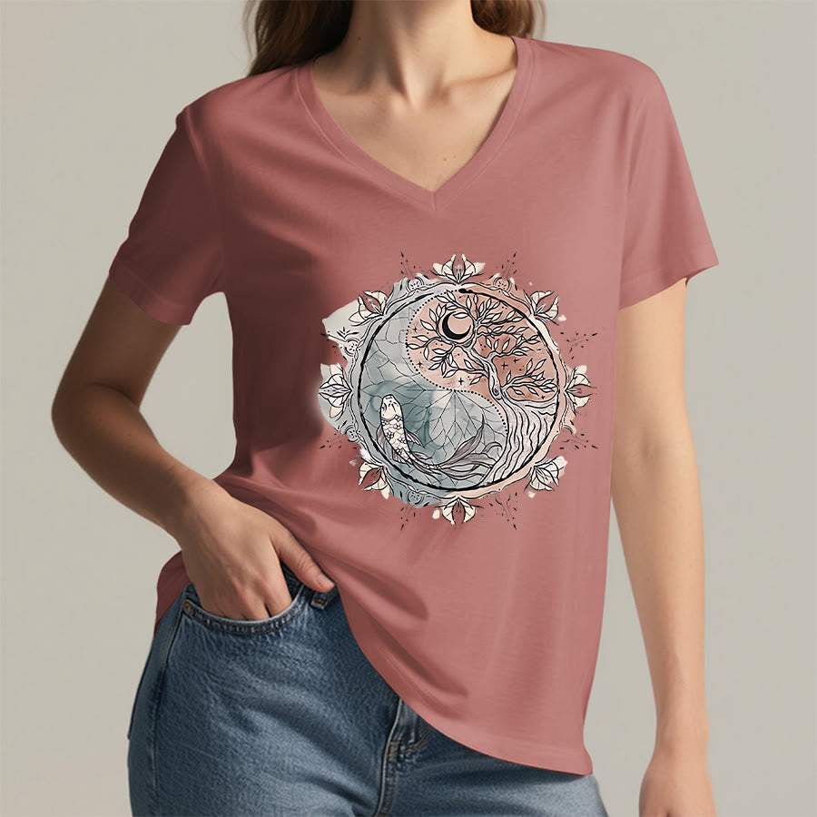 T-shirt Olivenorma con intricato design Yin Yang a tema natura, con albero e carpa koi, con scollo a V. - image 7