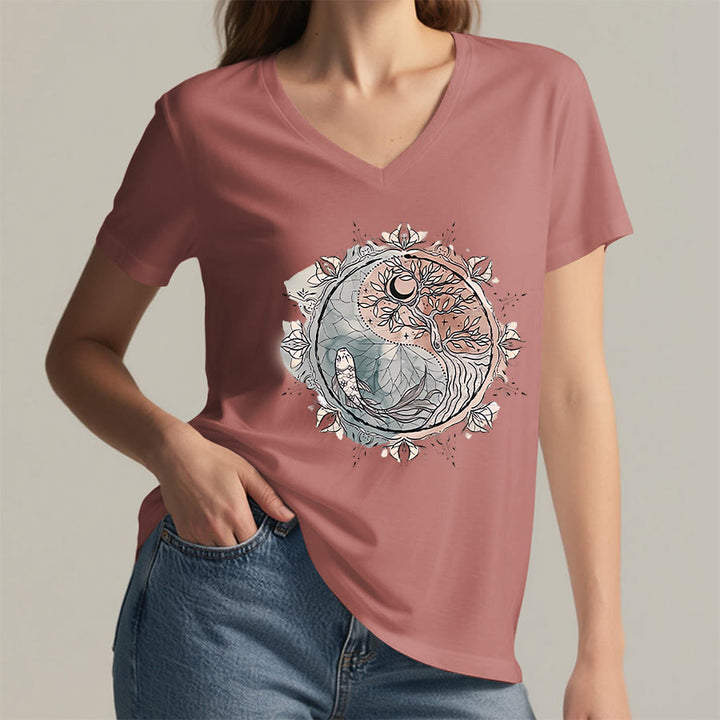 T-shirt Olivenorma con intricato design Yin Yang a tema natura, con albero e carpa koi, con scollo a V. - image 7