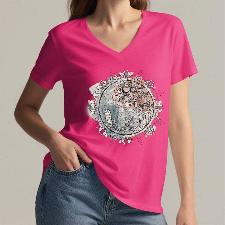 T-shirt Olivenorma con intricato design Yin Yang a tema natura, con albero e carpa koi, con scollo a V. - image 34