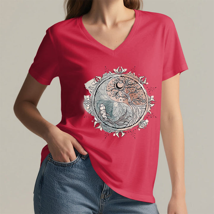 T-shirt Olivenorma con intricato design Yin Yang a tema natura, con albero e carpa koi, con scollo a V. - image 28