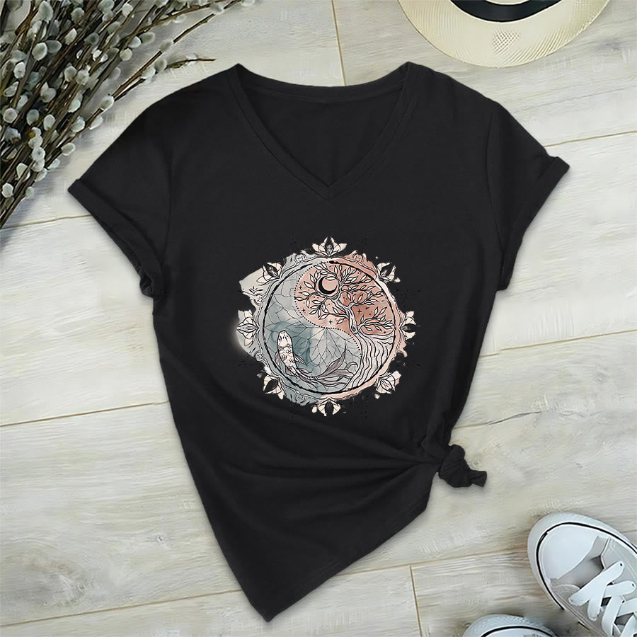 T-shirt Olivenorma con intricato design Yin Yang a tema natura, con albero e carpa koi, con scollo a V. - image 14