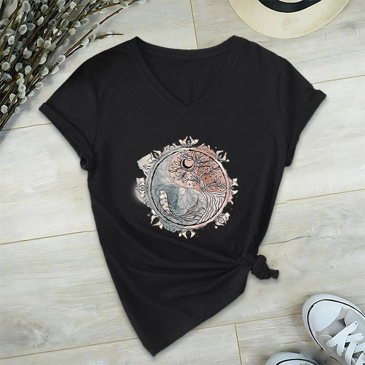 T-shirt Olivenorma con intricato design Yin Yang a tema natura, con albero e carpa koi, con scollo a V. - image 14
