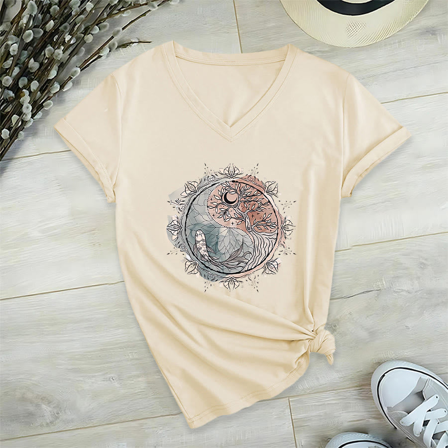 T-shirt Olivenorma con intricato design Yin Yang a tema natura, con albero e carpa koi, con scollo a V. - image 5