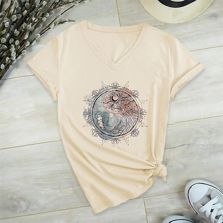 T-shirt Olivenorma con intricato design Yin Yang a tema natura, con albero e carpa koi, con scollo a V. - image 5