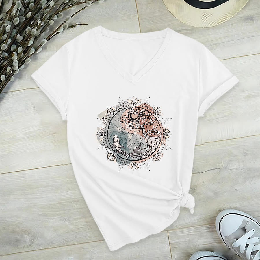 T-shirt Olivenorma con intricato design Yin Yang a tema natura, con albero e carpa koi, con scollo a V. - image 2