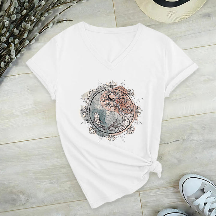 T-shirt Olivenorma con intricato design Yin Yang a tema natura, con albero e carpa koi, con scollo a V. - image 2
