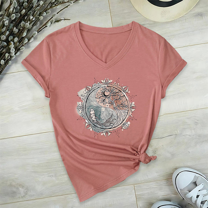 T-shirt Olivenorma con intricato design Yin Yang a tema natura, con albero e carpa koi, con scollo a V. - image 8