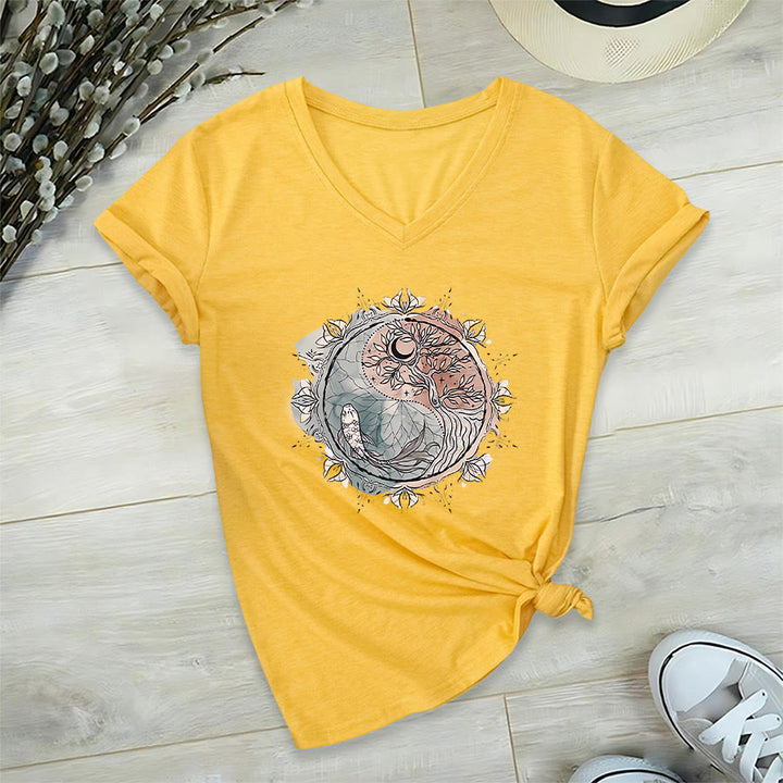 T-shirt Olivenorma con intricato design Yin Yang a tema natura, con albero e carpa koi, con scollo a V. - image 32