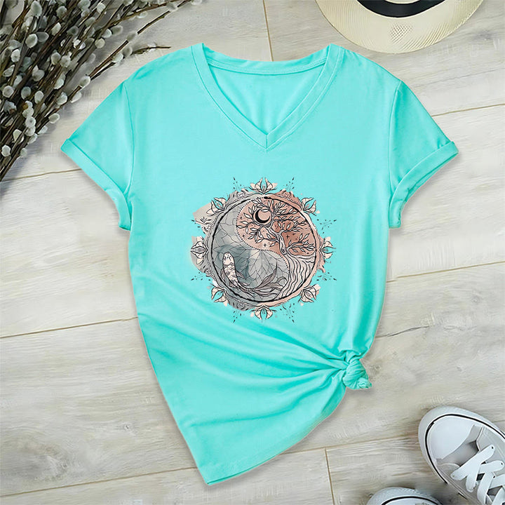 T-shirt Olivenorma con intricato design Yin Yang a tema natura, con albero e carpa koi, con scollo a V. - image 11