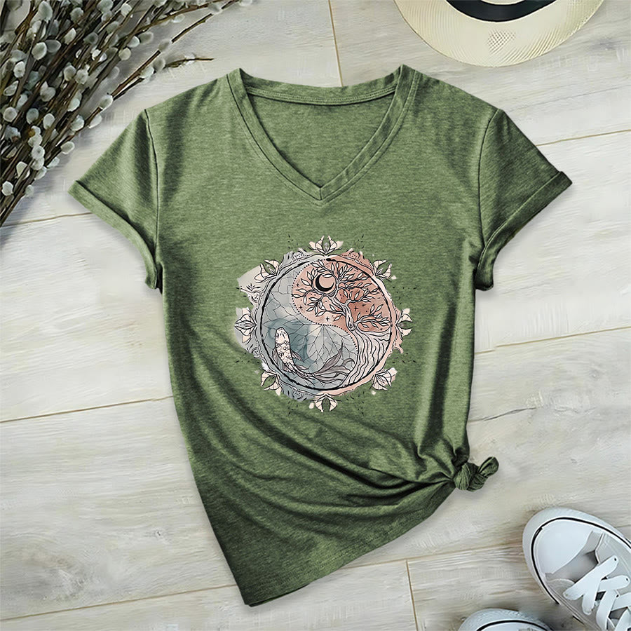 T-shirt Olivenorma con intricato design Yin Yang a tema natura, con albero e carpa koi, con scollo a V. - image 26