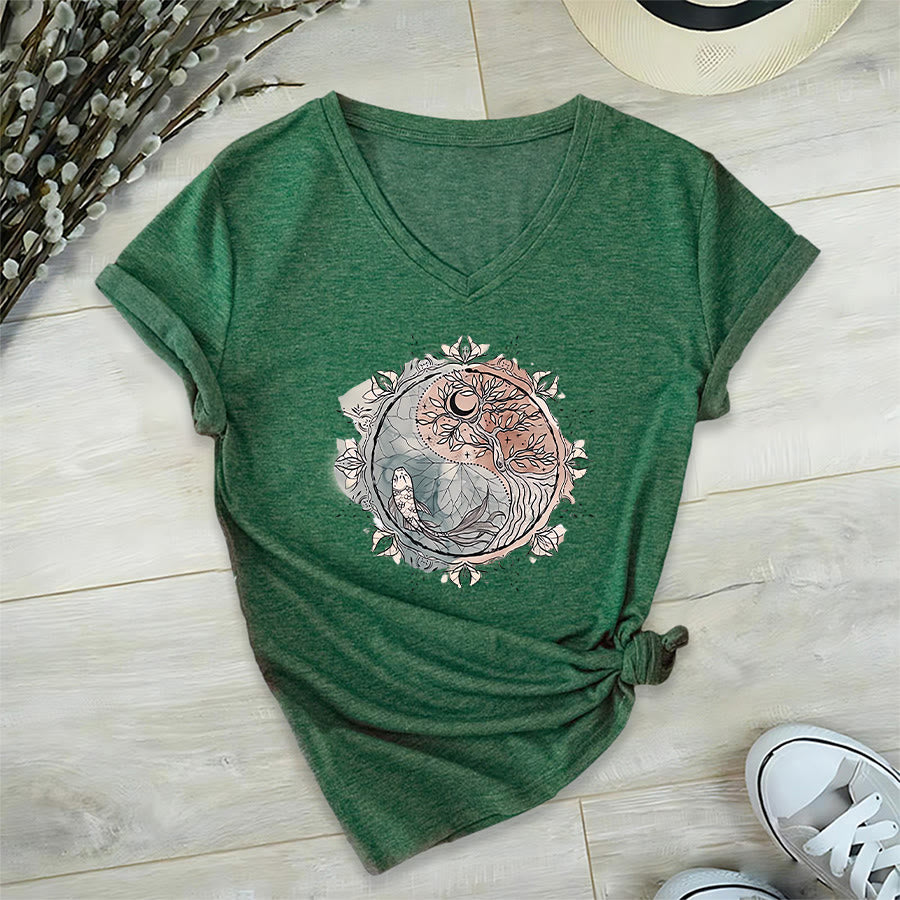 T-shirt Olivenorma con intricato design Yin Yang a tema natura, con albero e carpa koi, con scollo a V. - image 23