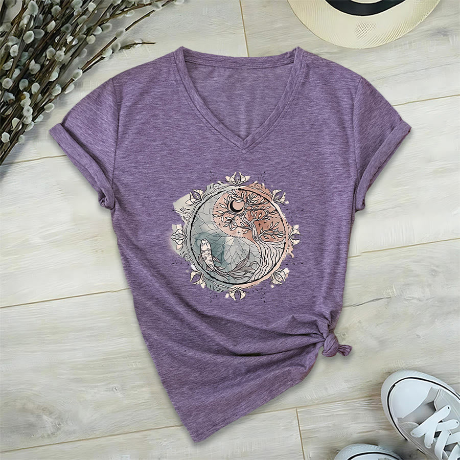 T-shirt Olivenorma con intricato design Yin Yang a tema natura, con albero e carpa koi, con scollo a V. - image 38