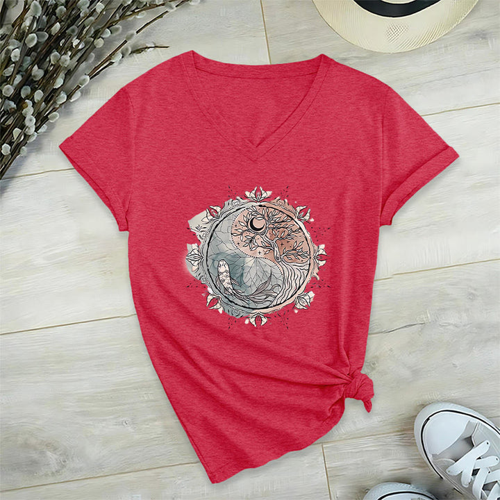 T-shirt Olivenorma con intricato design Yin Yang a tema natura, con albero e carpa koi, con scollo a V. - image 29