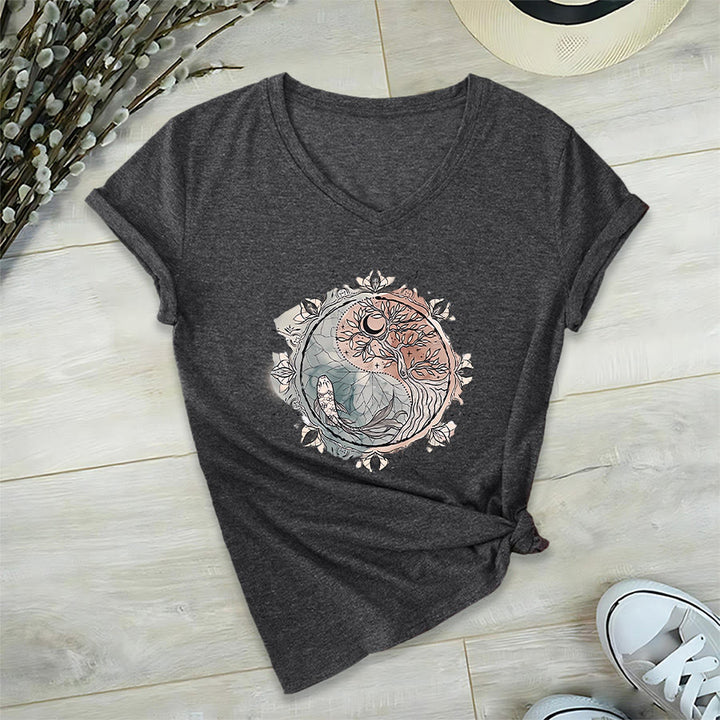 T-shirt Olivenorma con intricato design Yin Yang a tema natura, con albero e carpa koi, con scollo a V. - image 17