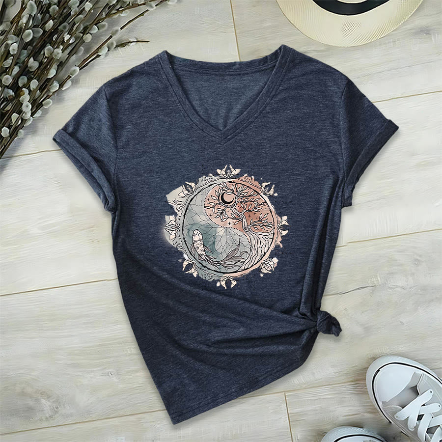T-shirt Olivenorma con intricato design Yin Yang a tema natura, con albero e carpa koi, con scollo a V. - image 20
