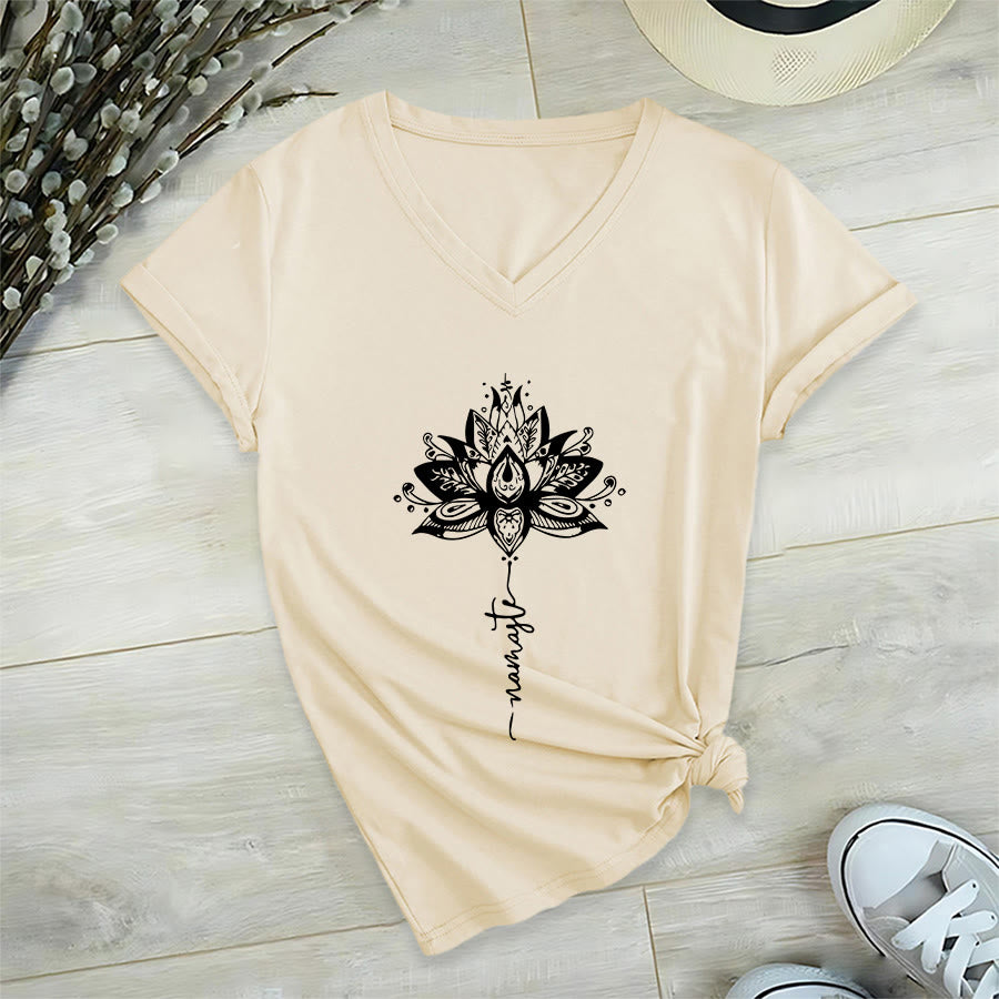 T-shirt Olivenorma con intricato mandala di loto e disegno Namaste, scollo a V. - Cachi - 2XL - image 3