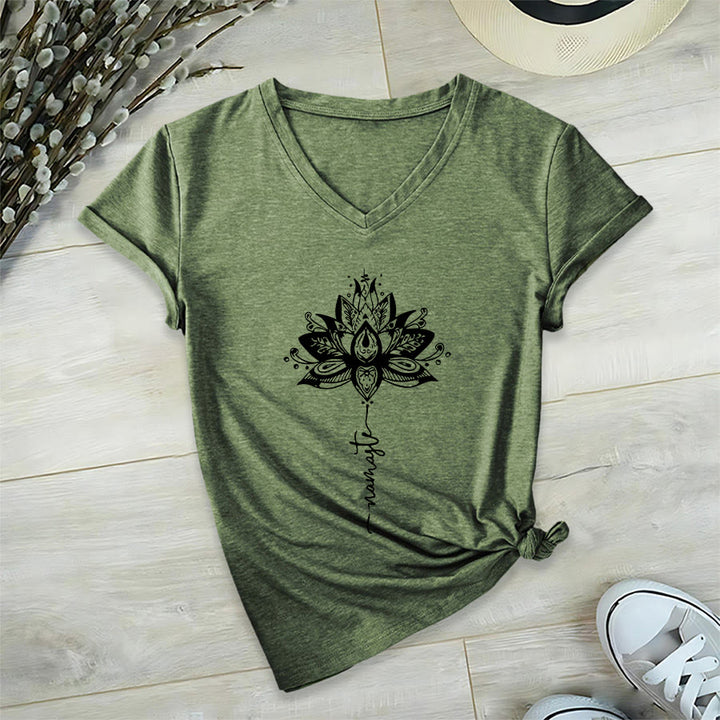 T-shirt Olivenorma con intricato mandala di loto e disegno Namaste, scollo a V. - Verde oliva - 2XL - image 24