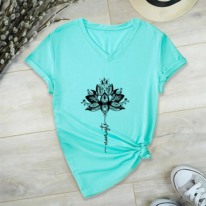 T-shirt Olivenorma con intricato mandala di loto e disegno Namaste, scollo a V. - Lago Blu - 2XL - image 9