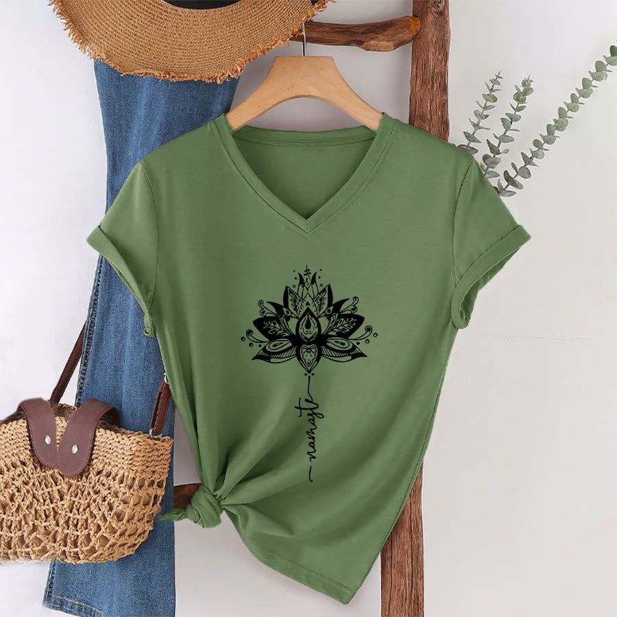 T-shirt Olivenorma con intricato mandala di loto e disegno Namaste, scollo a V. - image 25