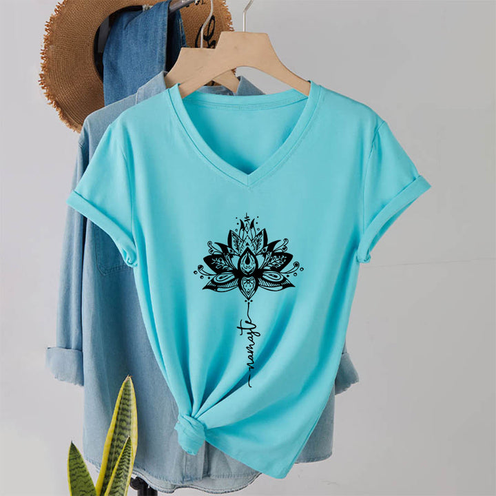 T-shirt Olivenorma con intricato mandala di loto e disegno Namaste, scollo a V. - image 10