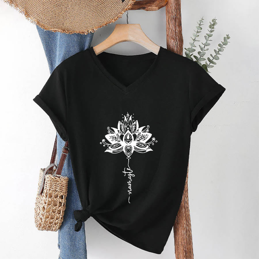 T-shirt Olivenorma con intricato mandala di loto e disegno Namaste, scollo a V. - image 13