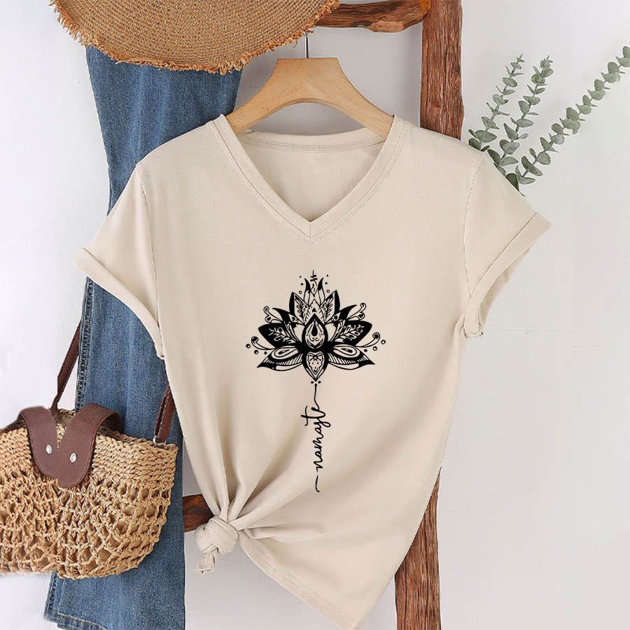 T-shirt Olivenorma con intricato mandala di loto e disegno Namaste, scollo a V. - image 4