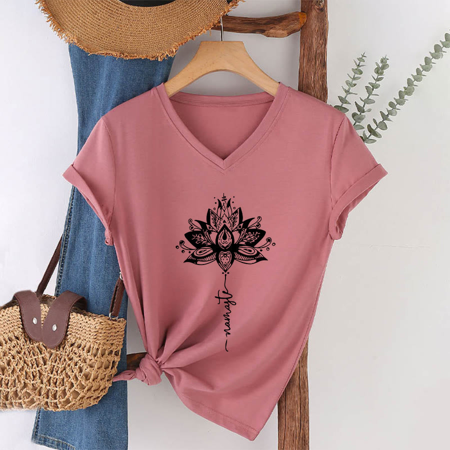 T-shirt Olivenorma con intricato mandala di loto e disegno Namaste, scollo a V. - image 7