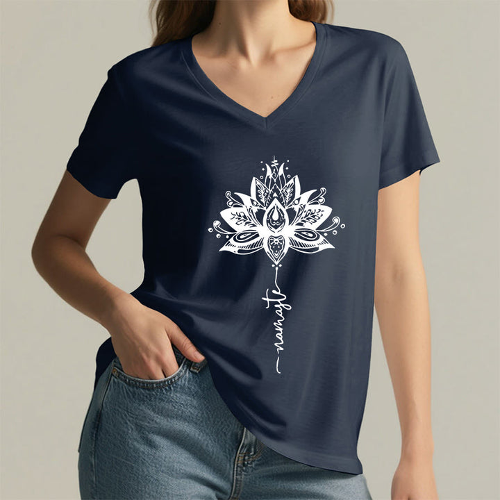 T-shirt Olivenorma con intricato mandala di loto e disegno Namaste, scollo a V. - image 20