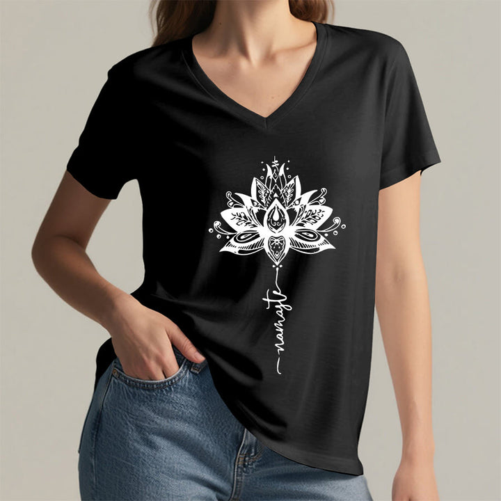 T-shirt Olivenorma con intricato mandala di loto e disegno Namaste, scollo a V. - image 14