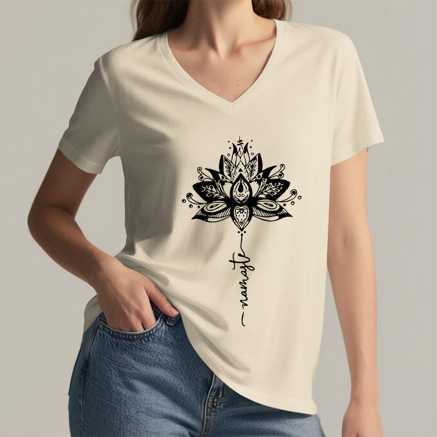 T-shirt Olivenorma con intricato mandala di loto e disegno Namaste, scollo a V. - image 5