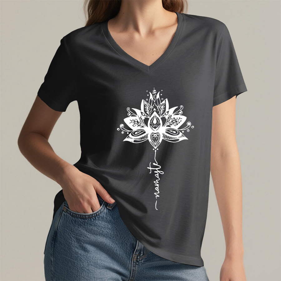 T-shirt Olivenorma con intricato mandala di loto e disegno Namaste, scollo a V. - image 2