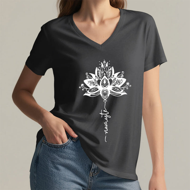 T-shirt Olivenorma con intricato mandala di loto e disegno Namaste, scollo a V. - image 2