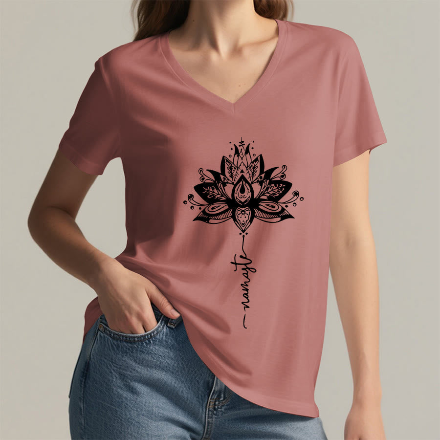 T-shirt Olivenorma con intricato mandala di loto e disegno Namaste, scollo a V. - image 8