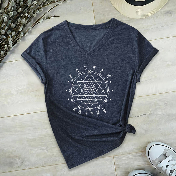 T-shirt Olivenorma con scollo a V e grafica "Energia Sacra" e geometria sacra. - Blu navy - 2XL - image 18