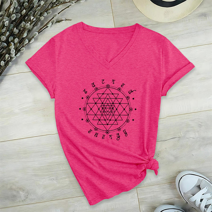 T-shirt Olivenorma con scollo a V e grafica "Energia Sacra" e geometria sacra. - Rosso rosa - 2XL - image 33