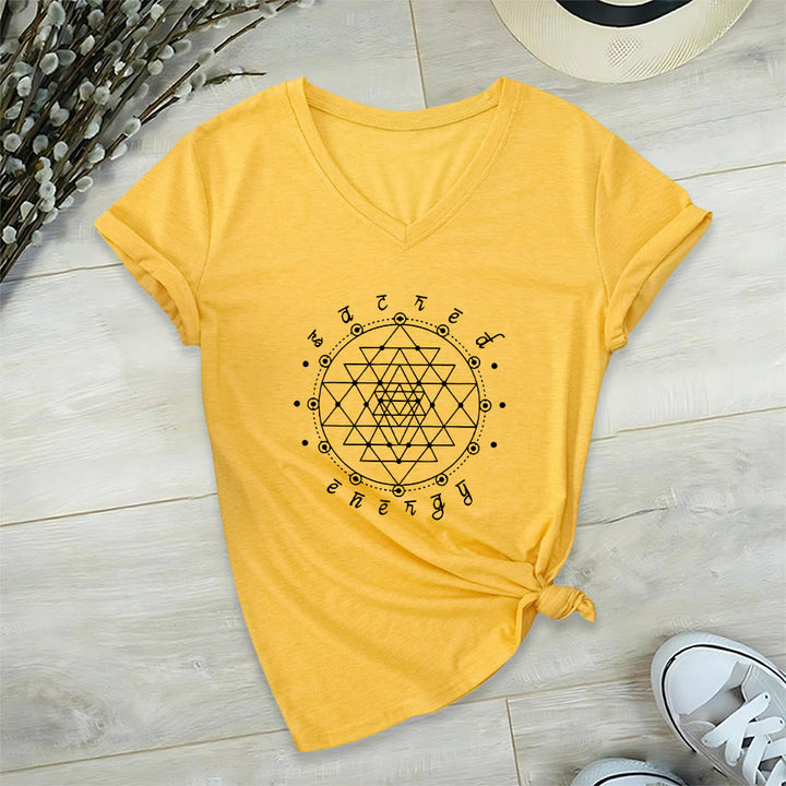 T-shirt Olivenorma con scollo a V e grafica "Energia Sacra" e geometria sacra. - Giallo - 2XL - image 30