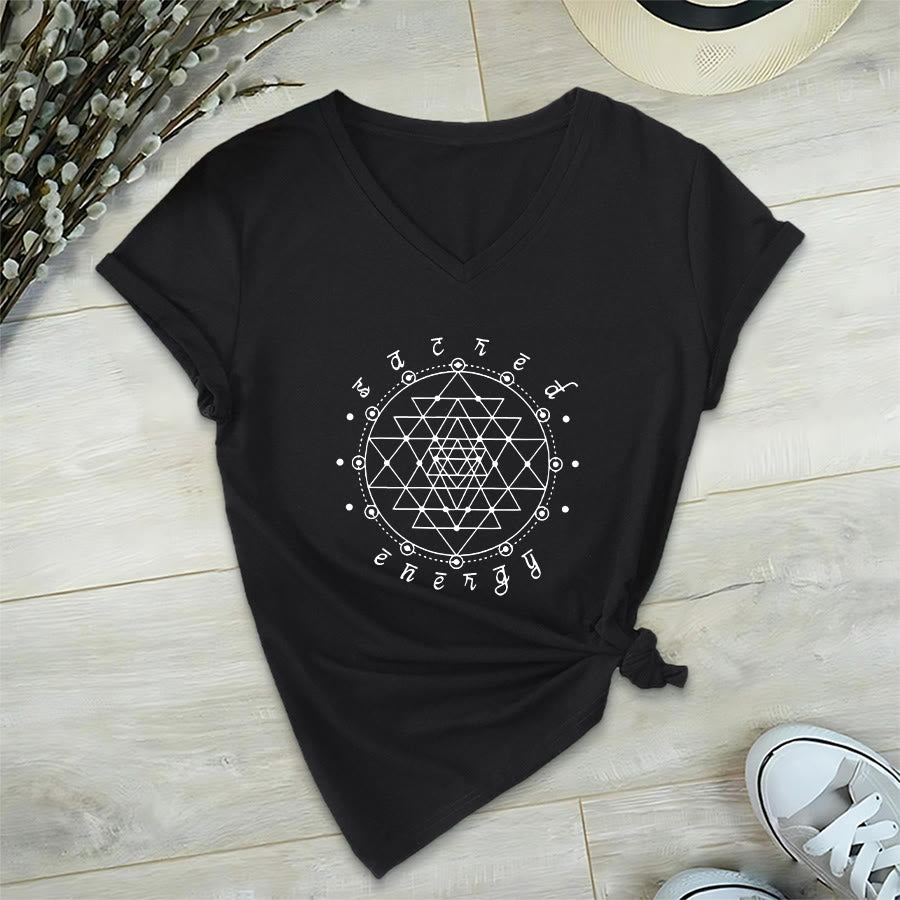 T-shirt Olivenorma con scollo a V e grafica "Energia Sacra" e geometria sacra. - Nero - 2XL - image 12