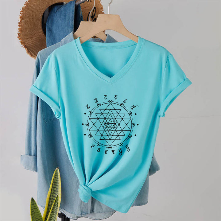 T-shirt Olivenorma con scollo a V e grafica "Energia Sacra" e geometria sacra. - image 10